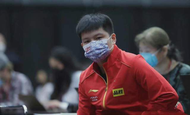 小南脱了内裤打开腿让人c